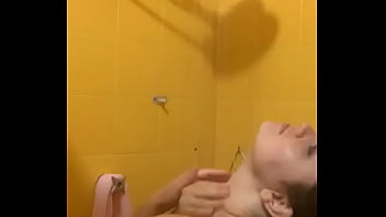 Novinha tomando banho mostrando tudo a buceta
