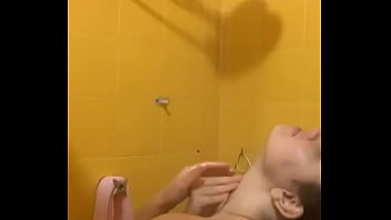 Novinha tomando banho mostrando tudo a buceta
