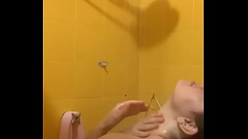 Novinha tomando banho mostrando tudo a buceta