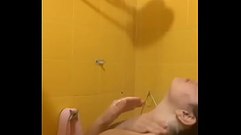 Novinha tomando banho mostrando tudo a buceta