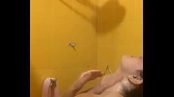 Novinha tomando banho mostrando tudo a buceta