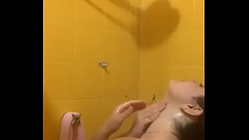 Novinha tomando banho mostrando tudo a buceta