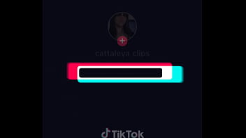 Chica bailando por el pase de la materia