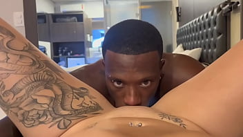 Fui com o marido negão da minha amiga no motel e ele me chupou até gozar