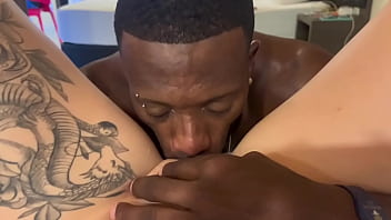 Fui com o marido negão da minha amiga no motel e ele me chupou até gozar