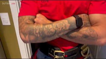 Bombeiro apagou meu fogo e fodeu com minha prima