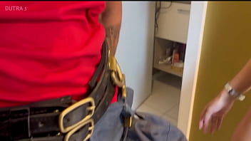 Bombeiro apagou meu fogo e fodeu com minha prima