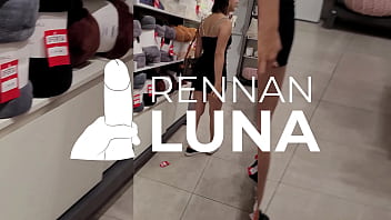 Novinha passeou no shopping com um plug anal e depois foi tomar gostoso no cuzinho