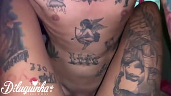 Garota tatuada deu a buceta sem camisinha com seu marido olhando