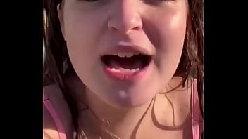 Menina gostosa com peitão quase saindo do biquini