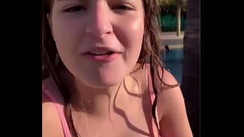 Menina gostosa com peitão quase saindo do biquini