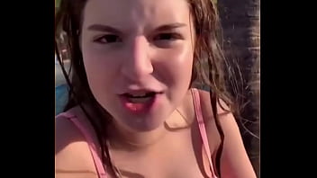 Menina gostosa com peitão quase saindo do biquini