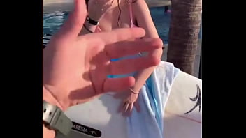 Menina gostosa com peitão quase saindo do biquini