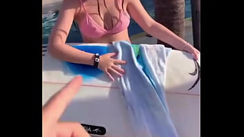 Menina gostosa com peitão quase saindo do biquini