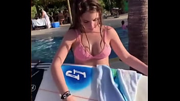 Menina gostosa com peitão quase saindo do biquini