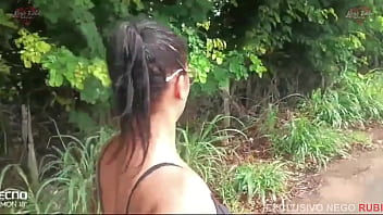 Preto da rola gigante arrebenta esposa do corno no meio do mato