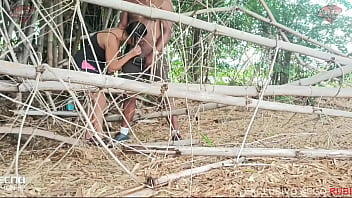 Preto da rola gigante arrebenta esposa do corno no meio do mato