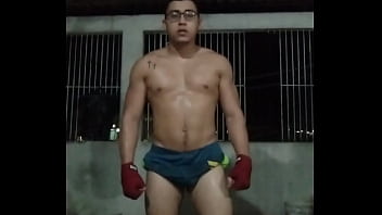 Adulto treinando pesado