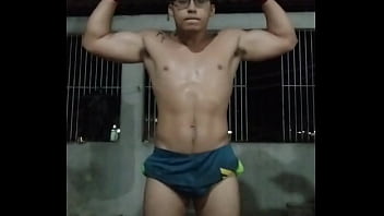 Adulto treinando pesado