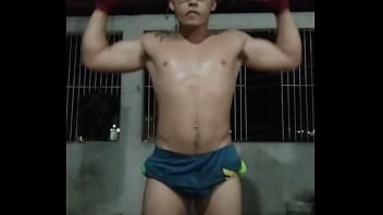 Adulto treinando pesado