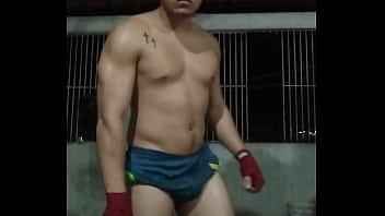 Adulto treinando pesado