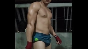 Adulto treinando pesado