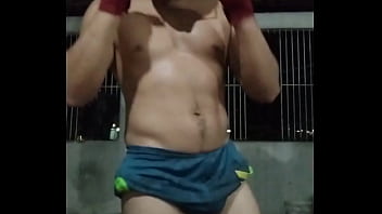 Adulto treinando pesado