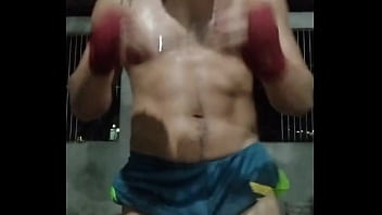 Adulto treinando pesado