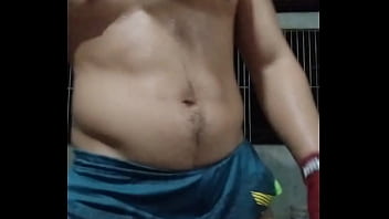 Adulto treinando pesado