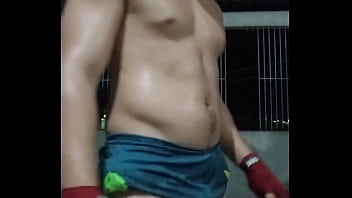 Adulto treinando pesado