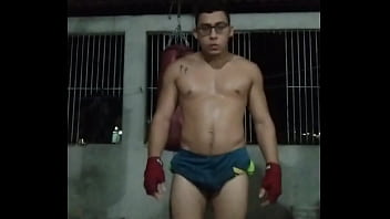 Adulto Treinando Pesado thumbnail