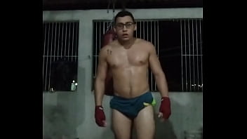 Adulto treinando pesado