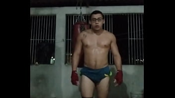 Adulto treinando pesado