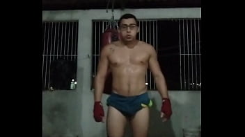 Adulto treinando pesado