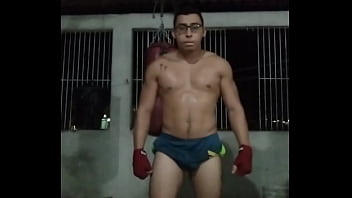 Adulto treinando pesado