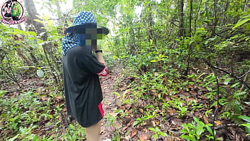 สาวไทยเดินเล่นในป่าเยี่ยวเสร็จไปโชว์หีริมถนน 4k