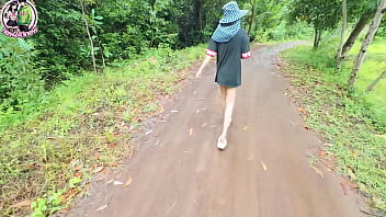 สาวไทยเดินเล่นในป่าเยี่ยวเสร็จไปโชว์หีริมถนน 4k