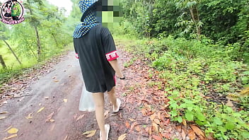 สาวไทยเดินเล่นในป่าเยี่ยวเสร็จไปโชว์หีริมถนน 4k