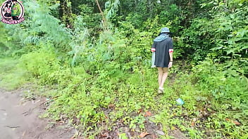 สาวไทยเดินเล่นในป่าเยี่ยวเสร็จไปโชว์หีริมถนน 4k