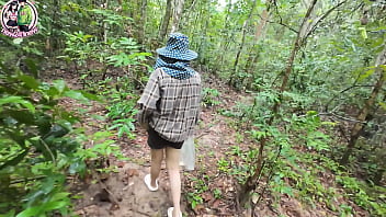 สาวไทยเดินเล่นในป่าเยี่ยวเสร็จไปโชว์หีริมถนน 4k