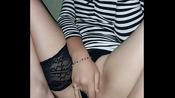 Meme sur ma terasse je me caresse avec mon plug dans le cul retouves la