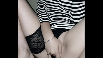 Meme sur ma terasse je me caresse avec mon plug dans le cul retouves la