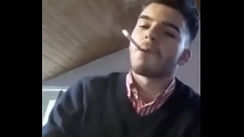 Garotão Lindo Acendo O Cigarro thumbnail