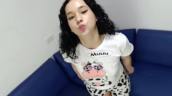 Ven y mira como es una rica mamada de una sexy hermanastra latina de piel blanca porno en ruso