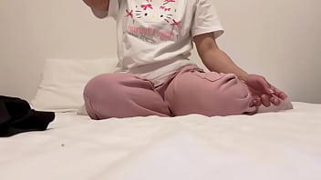 お風呂上がりに昨日泊まった彼氏のパンツの忘れ物に気づいて彼氏の臭いパンツの嗅ぎながらオナニーする女子大生。