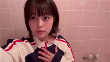 お風呂上がりに昨日泊まった彼氏のパンツの忘れ物に気づいて彼氏の臭いパンツの嗅ぎながらオナニーする女子大生。 お風呂上がりに昨日泊まった彼氏のパンツの忘れ物に気づいて彼氏の臭いパンツの嗅ぎながらオナニーする女子大生。