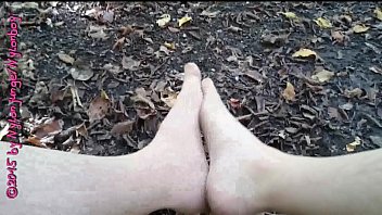 Kaum hat man die schuhe aus sind die füße in nylon dreckig vom waldboden Kaum hat man die schuhe aus sind die füße in nylon dreckig vom waldboden