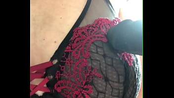 Caresses du gode noir sur mon sein à travers mon soutien gorge