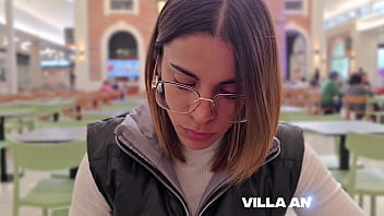 Conquisto en el shopping a mi hermanastra y se la meto en la cama de nuestros viejos