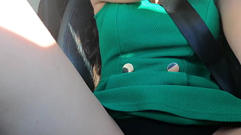La vidéo arrive ce soir 21h je me masturbe dans la voiture en plein